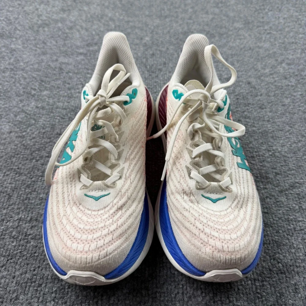 Hoka One One mach road